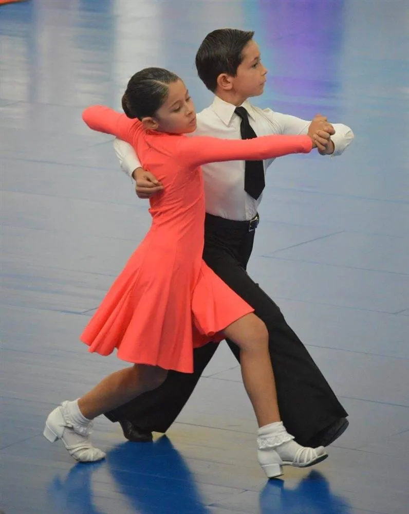 Copii dansând